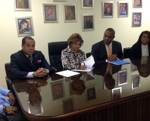 De izquierda a derecha, Luis Manuel Cruz, Director Académico de CENTU, Cielo Reynoso de Reyes, Presidenta de CENTU y Luis Henríquez, presidente de la fundación ISFAMA-3.